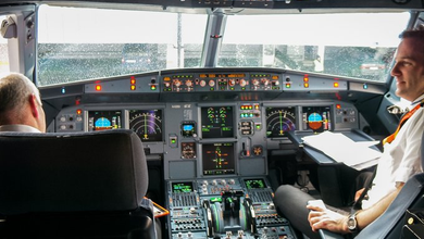Fotos zeigen blutverschmierten Passagier auf Flydubai-Flug FZ1073 nach mutmaßlichem Messerkampf mit Pilot