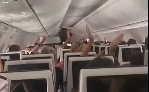 Vidéo : les passagers du vol Flydubai FZ1073 chantent « Od Avinu Chai » après l’atterrissage d’urgence en Arabie saoudite 1 Vidéo : les passagers du vol Flydubai FZ1073 chantent « Od Avinu Chai » après l’atterrissage d’urgence en Arabie saoudite
