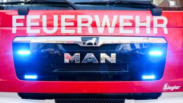 Nordrhein-Westfalen: Starker Rauch bei Brand auf Schrottplatz in Essen
