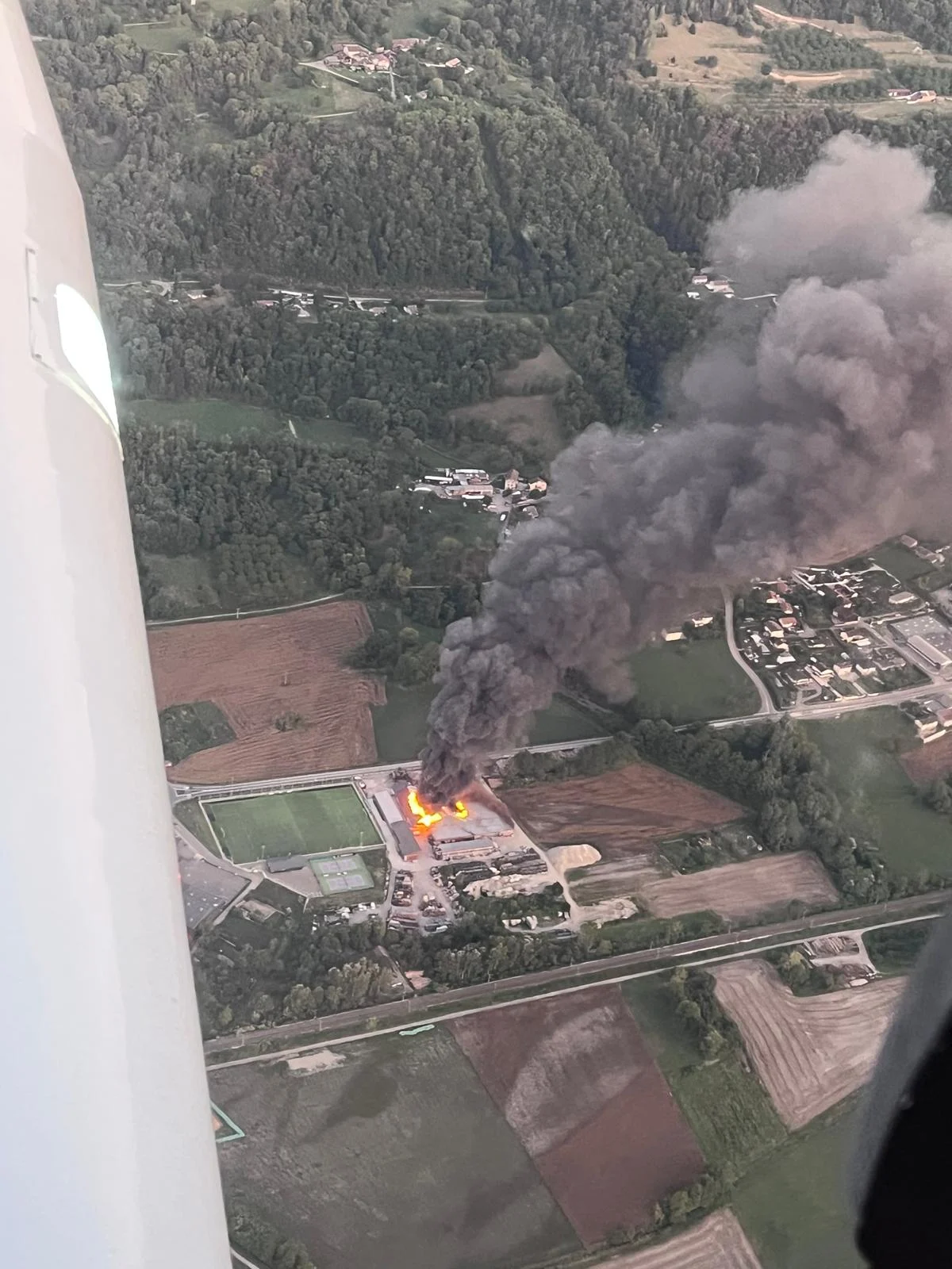 Incendie scierie Goncelin avec épais panache de fumée noire près de la Coupe Icare