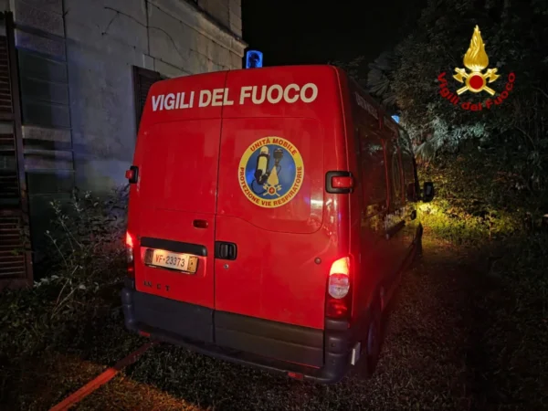 Incendio a Caronno Pertusella (Va), presenti i tecnici di Arpa Lombardia