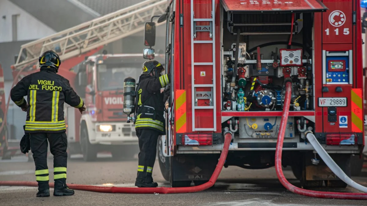 Incendio a Roma in un palazzo in viale Togliatti