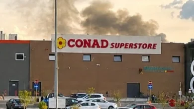 Incendio al centro commerciale, fiamme sul tetto del Conad. 4 Incendio al centro commerciale, fiamme sul tetto del Conad.