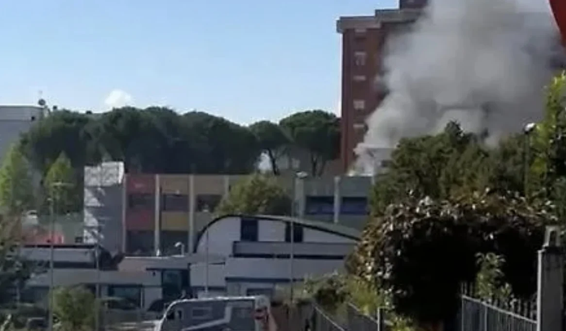 Incendio al tetto della scuola Cavoni a Frosinone: edificio evacuato e chiuso precauzionalmente