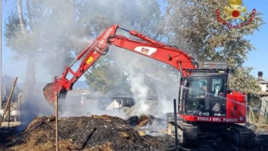 Incendio di rotoballe a Foiano della Chiana: vigili del fuoco al lavoro