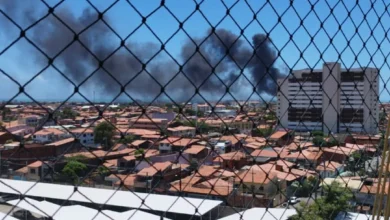 Incêndio em terreno baldio provoca intensa fumaça no Carlito Pamplona
