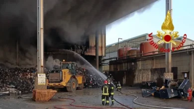 Incendio in azienda di recupero batterie esauste, nessun ferito - Notizie