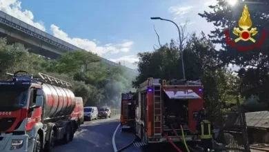 Incendio in un magazzino: strada chiusa al traffico per tutta la notte