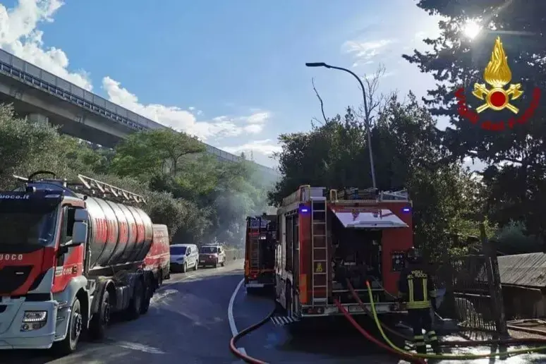 Incendio in un magazzino: strada chiusa al traffico per tutta la notte