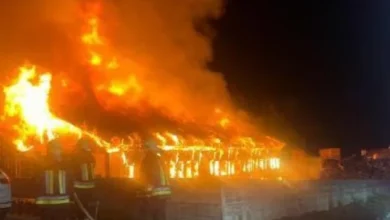 Incendio nella notte ad Aldino, distrutto un laboratorio di falegnameria