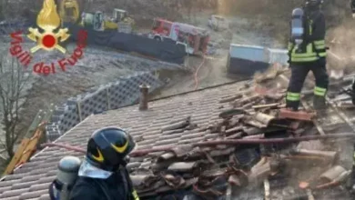Incendio “strisciante”: brucia il tetto di un condominio