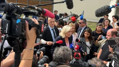 "Je viens de toucher du doigt la gravité de la situation" : au Porge, Marine Le Pen à la rencontre des sinistrés