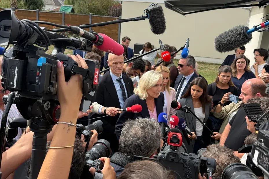 "Je viens de toucher du doigt la gravité de la situation" : au Porge, Marine Le Pen à la rencontre des sinistrés