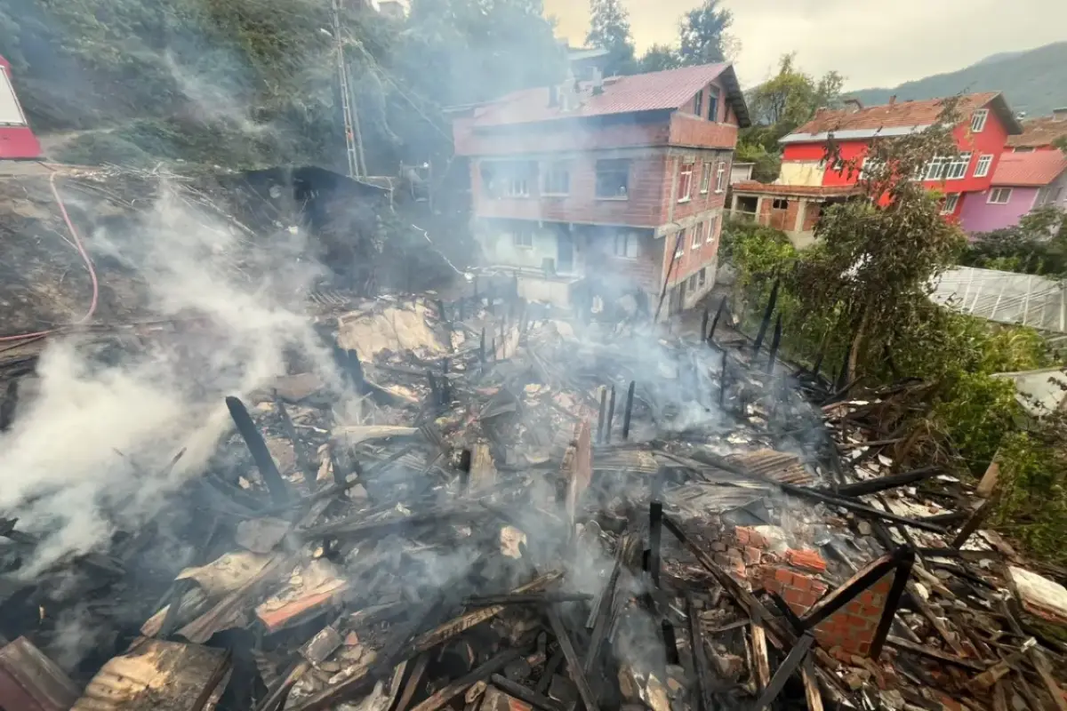 Kastamonu'da 2 katlı ahşap evde yangın