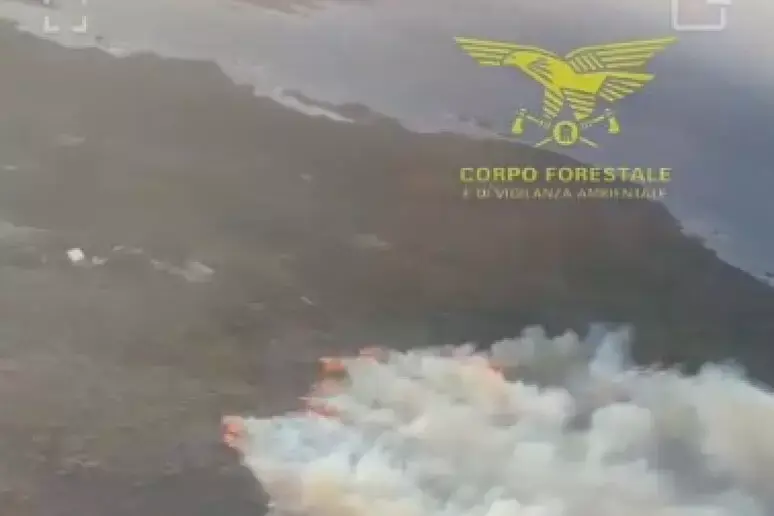 La Maddalena, ancora in corso la bonifica dell'incendio sull'Isola di Santa Maria: si teme