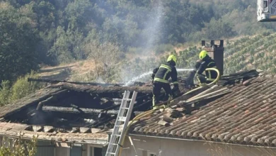 Le Perréon. Un incendie détruit partiellement deux maisons : cinq personnes relogées 8 Le Perréon. Un incendie détruit partiellement deux maisons : cinq personnes relogées
