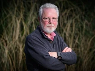 Le romancier et scénariste écossais Peter May est mort à l’âge de 74 ans