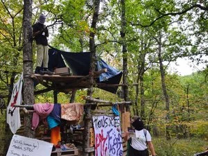 "Les forces de l'ordre font toujours stresser" : dans le Lot-et-Garonne, les gendarmes procèdent à l'évacuation de la ZAD contre la LGV Bordeaux-Toulouse, les zadistes ont engagé un recours 1 "Les forces de l'ordre font toujours stresser" : dans le Lot-et-Garonne, les gendarmes procèdent à l'évacuation de la ZAD contre la LGV Bordeaux-Toulouse, les zadistes ont engagé un recours