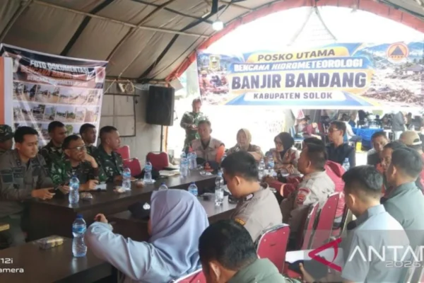 Lintas instansi percepat pembersihan lokasi terdampak banjir di Solok