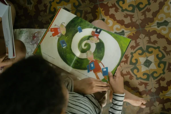 Los libros acompañan a niños refugiados en albergues tras el doble terremoto que golpeó a Venezuela
