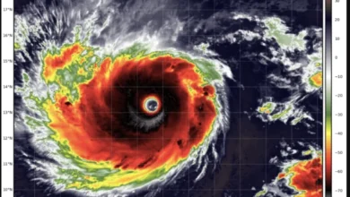 Lowell slams Hawaii with hurricane-force winds, leaving one island in a near-total blackout 4 Lowell slams Hawaii