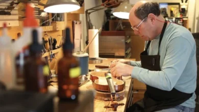 Luthier Jonathan Cooper