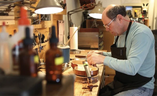 Luthier Jonathan Cooper