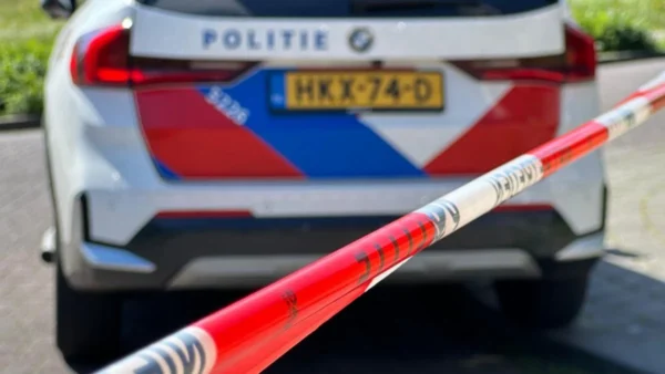 Man mishandeld in centrum Amsterdam • Straat bezaaid met glasscherven na explosie bij coffeeshop 1 Man mishandeld in centrum Amsterdam • Straat bezaaid met glasscherven na explosie bij coffeeshop