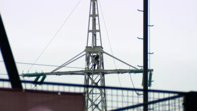 Man zit al urenlang in hoogspanningsmast