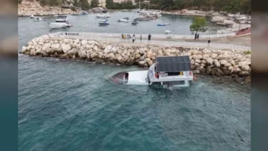 Mersin'de fırtına tekneyi kıyıya vurdu ve kısmen batırdı