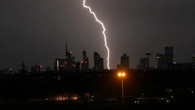 meteo e maltempo all'alba a Milano con raffiche di vento e strade allagate