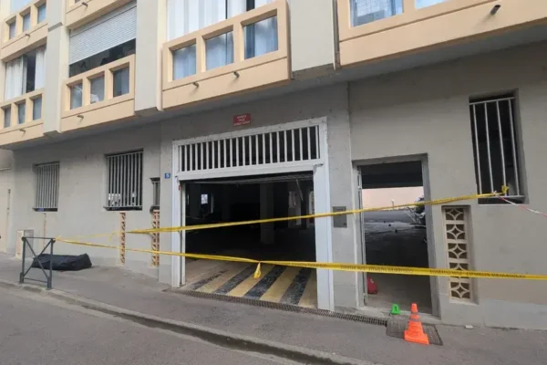 Meurtre à coups de couteau dans une station balnéaire 1 Meurtre à coups de couteau dans une station balnéaire