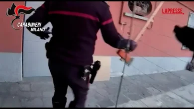 Milano, infrangono finestra ed entrano in casa: carabinieri salvano un 56enne da un incendio