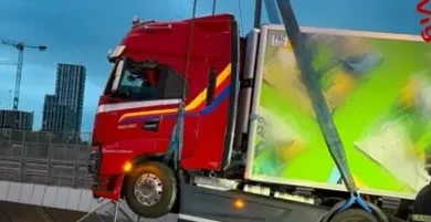 Milano, tir sfonda il guard rail e rimane sospeso sopra l'autostrada: autista salvato dai