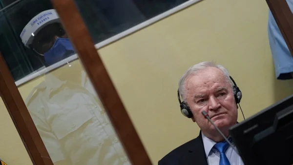 Mladić, criminale di guerra serbo-bosniaco, commemorato a Belgrado: senza onori di Stato
