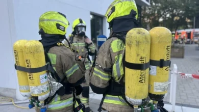 Nach dem Brand von Kellerverschlägen im Hochhaus Berliner Feuerwehr kämpft in Gropiusstadt gegen Rauch