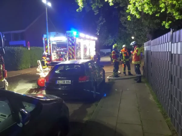 Nächtlicher Einsatz im Helmsweg: Brand in Hittfeld: Feuerwehr löscht Feuer in Garage