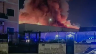 Napoli, incendio in via Brecce: fiamme in un deposito.