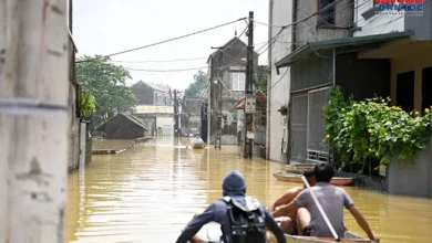 Người dân Quảng Bị chống chọi với nước ngập