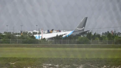 Novo vídeo mostra momento em que avião da Amazon sai da pista e atinge carros em Miami