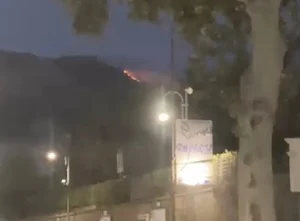 Nuovo incendio tra la penisola sorrentina e Positano 5 Nuovo incendio tra la penisola sorrentina e Positano