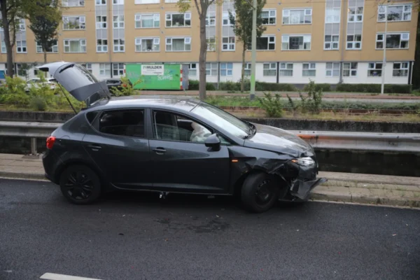 Ongeval tussen twee personenauto’s op de Oude Haagweg in Den Haag
