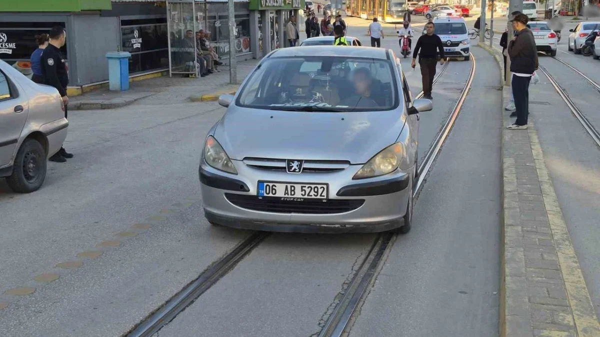 Otomobilin çarptığı yaşlı kadın yaralandı 1 Otomobilin çarptığı yaşlı kadın yaralandı