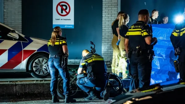 Overleden man Rotterdam werd door politie tegen de grond gewerkt