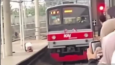 Penumpang yang diduga lompat ke rel Tanah Abang dievakuasi petugas