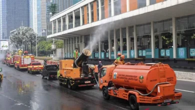Penyemprotan untuk tangani dampak abu vulkanik Gunung Anak Krakatau di Jakarta