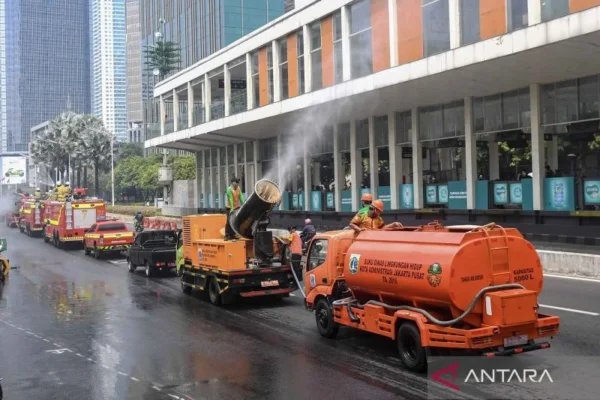 Penyemprotan untuk tangani dampak abu vulkanik Gunung Anak Krakatau di Jakarta 1 Penyemprotan untuk tangani dampak abu vulkanik Gunung Anak Krakatau di Jakarta