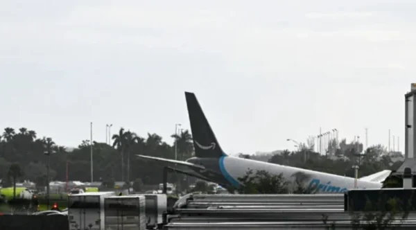 Pilotos de avião de carga da Amazon recebem alta após acidente em Miami
