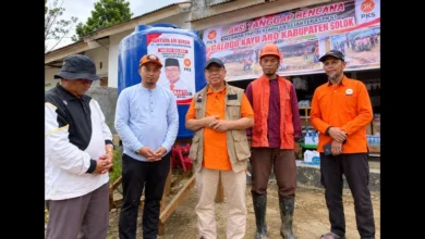 PKS Hadir Salurkan Air Bersih bagi Warga Terdampak Banjir Galodo di Solok