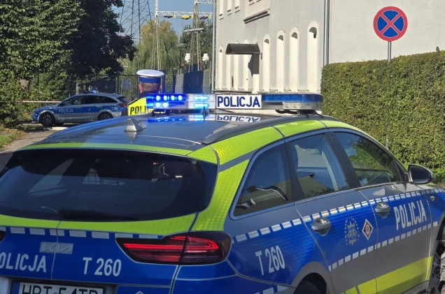 Pojemniki z cieczą i wystające kable. Ewakuacja firmy w Elblągu